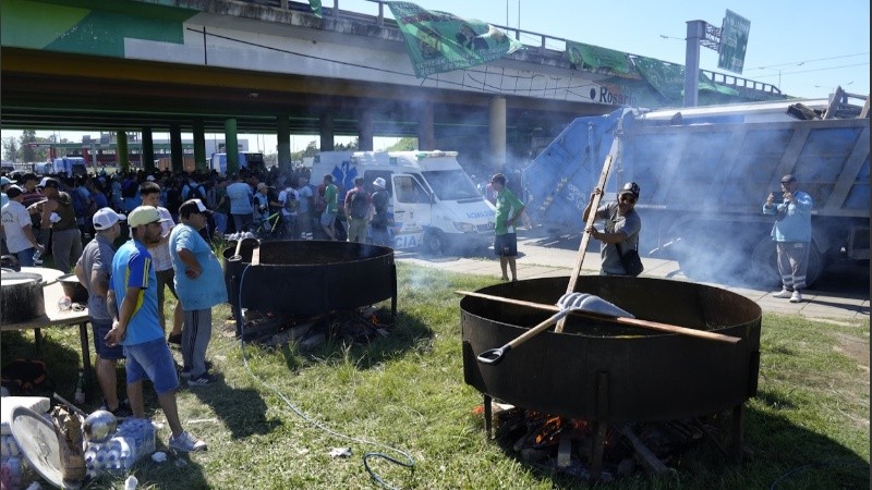 Los trabajadores protestan en Circunvalación y ex Godoy con una olla popular.