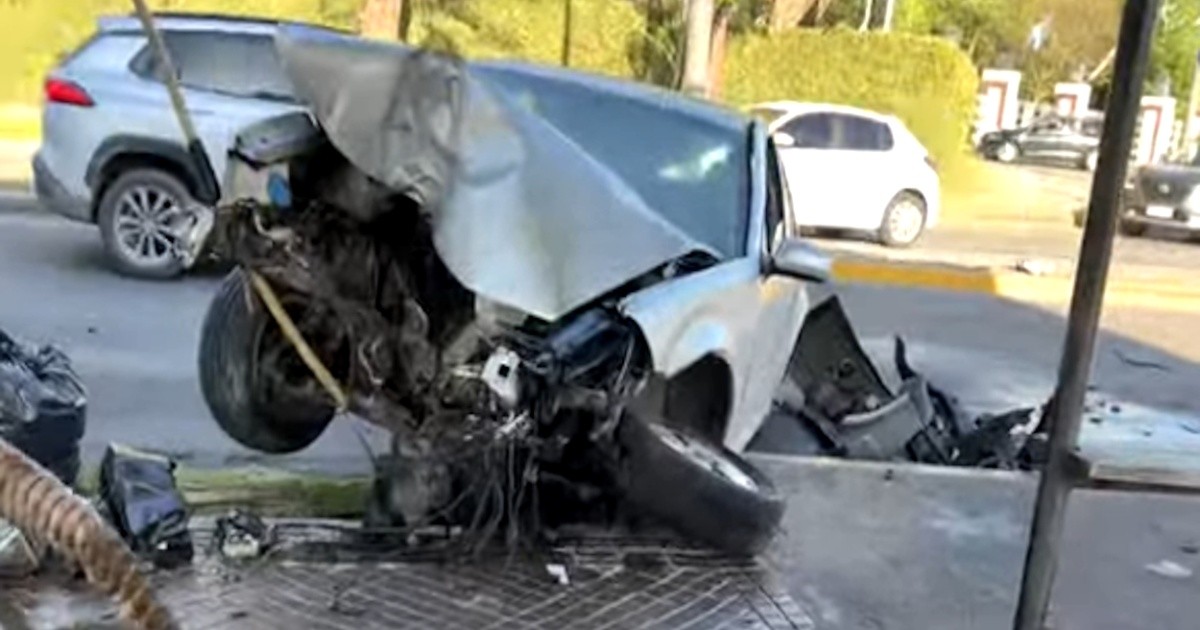 Chocó contra un poste de luz y por el impacto el motor del auto salió ...