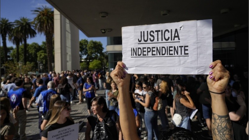 Este jueves por la mañana hubo una nutrida manifestación frente al Centro de Justicia Penal de Rosario.