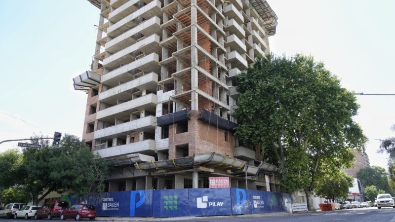 El edificio que se construye en Maipú y 27 de Febrero.