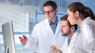 La Declaración de Helsinki, emitida por la Asociación Médica Mundial, establece principios éticos para la investigación médica que involucra a participantes humanos