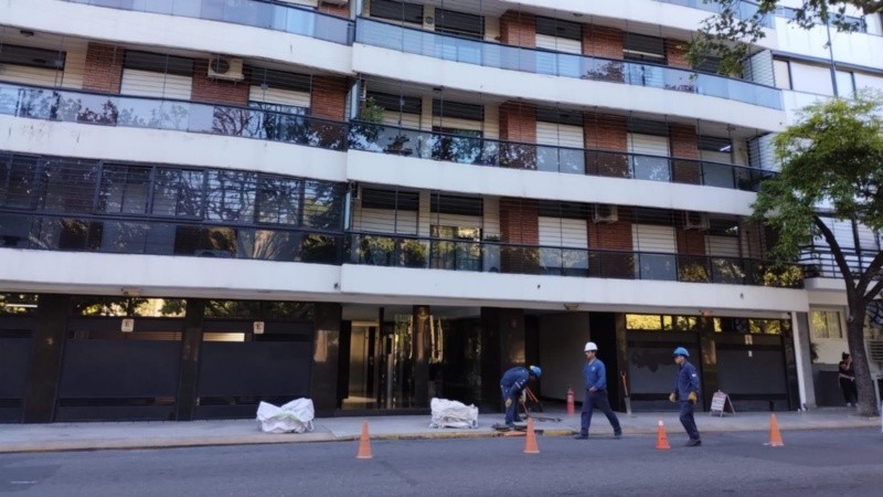 Los trabajadores de la EPE frente al edificio de Buenos Aires al 1700, donde ocurrió la fuga de gas que alertó a los vecinos.