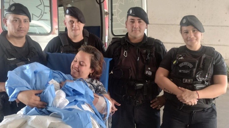 Los policías junto a la mamá de 30 años y al bebé recién nacido.