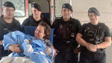 Los policías junto a la mamá de 30 años y al bebé recién nacido.