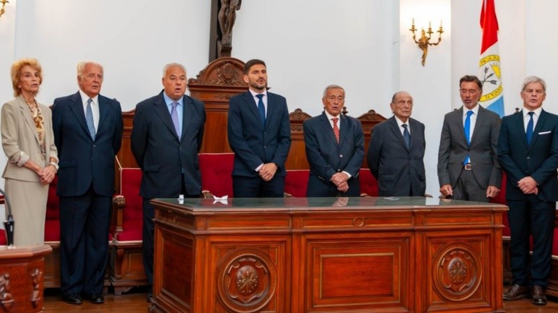 Los seis integrantes de la Corte actual con el Procurador y el gobernador.