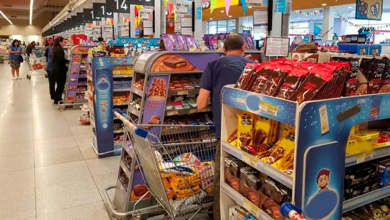 Presentan proyecto de ley para prohibir la exhibición de comida chatarra en las líneas de cajas de los supermercados | Rosario3