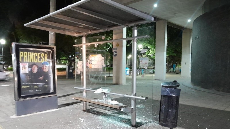 Así quedó la parada de colectivos.