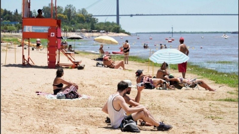 El servicio de alquiler de sombrilla tiene un costo de $3.500 y la reposera $2.000.