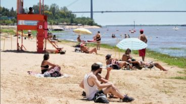 El servicio de alquiler de sombrilla tiene un costo de $3.500 y la reposera $2.000.