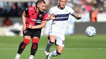 Miljevic intenta controlar la pelota durante el primer tiempo en La Plata.