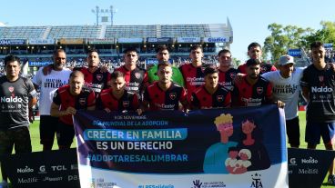 Los titulares rojinegros frente al Lobo platense.