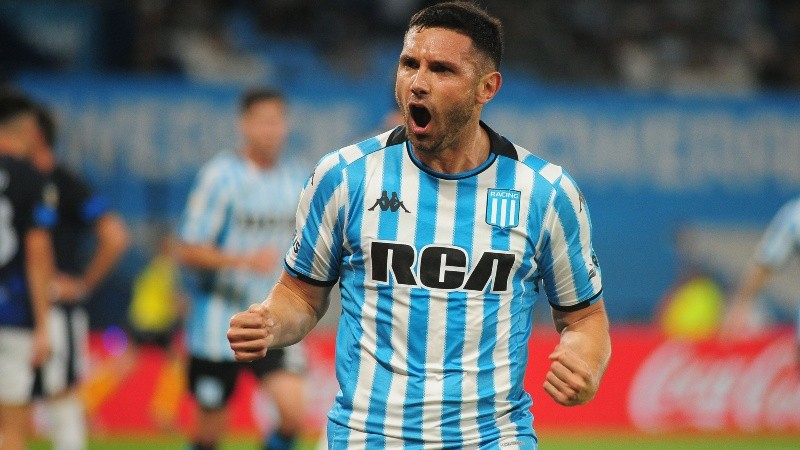 Racing dominó todo el primer tiempo, pero le costó romper el fondo.