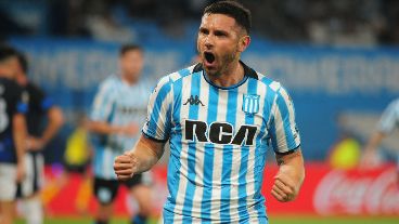 Racing dominó todo el primer tiempo, pero le costó romper el fondo.