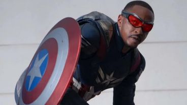 Anthony Mackie se pone el escudo de "Capitán América".