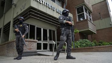 Tropas especiales en el Instituto Médico Legal, donde se realizó la autopsia al cuerpo de Bracamonte.