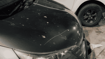 Así quedó uno de los autos vandalizados.