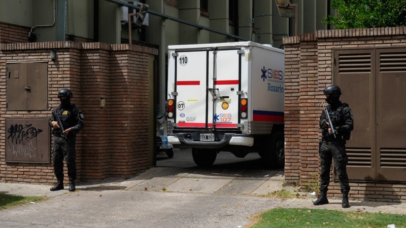 Frente al IML se montó un operativo especial, pero este lunes no hubo traslado del cuerpo.