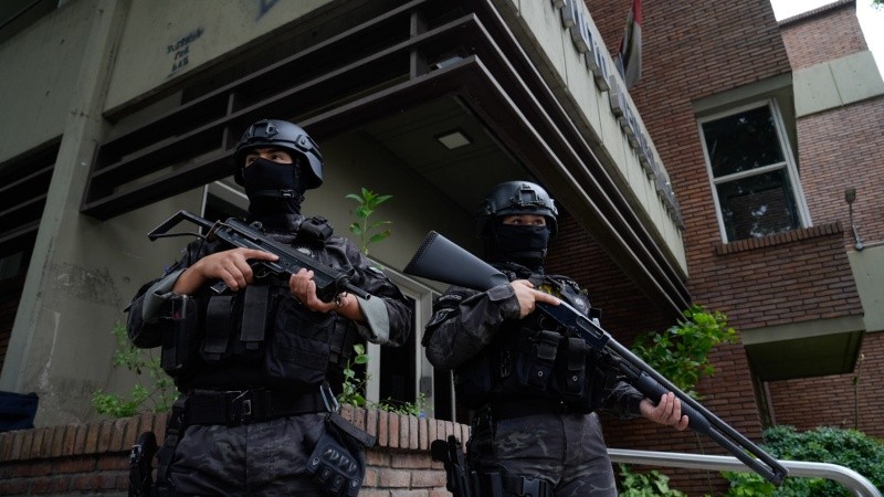 Frente al IML se montó un operativo especial, pero este lunes no hubo traslado del cuerpo.