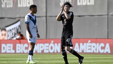 Spreen con la camiseta de Riestra: no tocó la pelota y lo sacaron antes del minuto de juego.