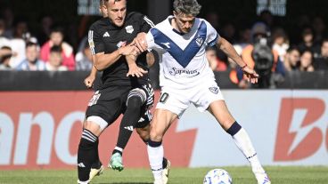 Riestra y Vélez hicieron tablas en un partido de trámite parejo.