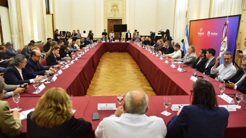 El gobernador encabezó el encuentro en la sede de Gobernación.