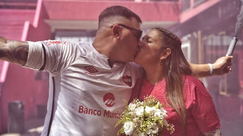 Todas las personas que quieran contraer matrimonio en alguno de los estadios, podrán hacer una preinscripción en www.santafe.gob.ar/formularios.