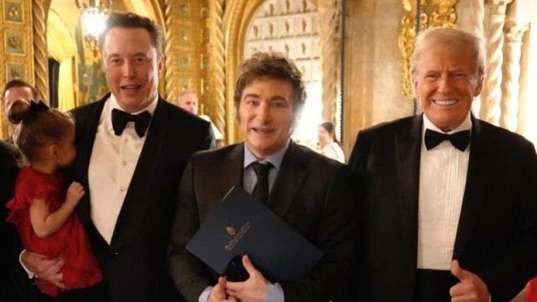 Elon Musk, Javier Milei y Donald Trump en la imponente mansión de Mar -a- Lago.