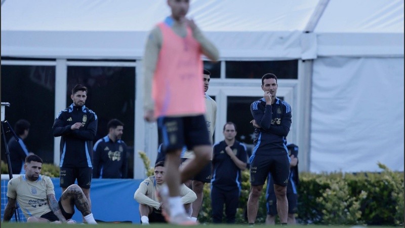 Scaloni debe rearmar la defensa argentina.