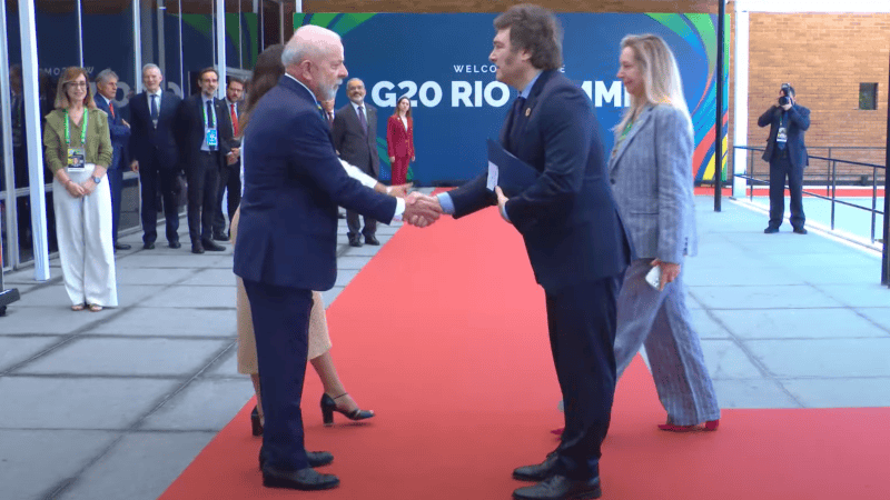 El momento del apretón de manos entre Lula y Milei