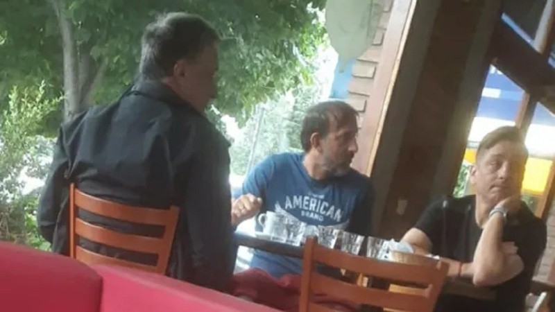 Astore con Zapata y Manso en un bar de Fisherton.