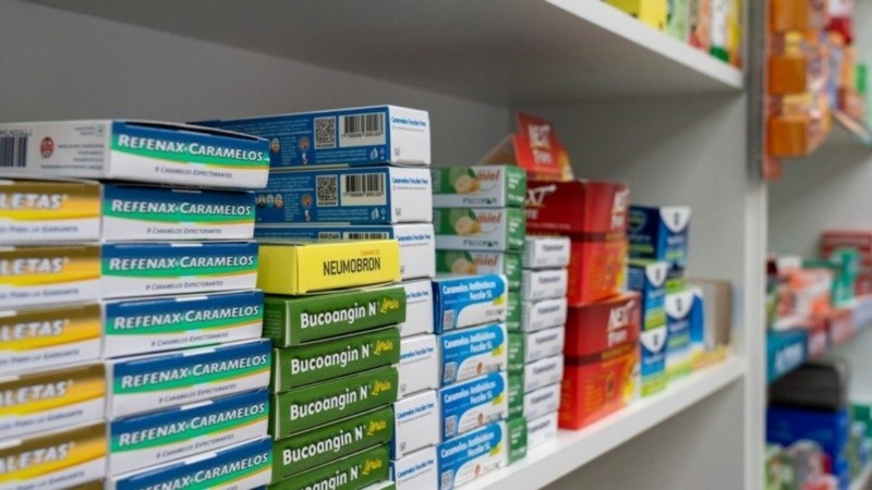 Farmacéuticos advierten que la falta de pagos por parte de obras sociales genera riesgo de desabastecimientos.