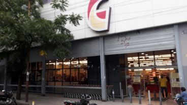 El frente del supermercado en el que ocurrió el robo.