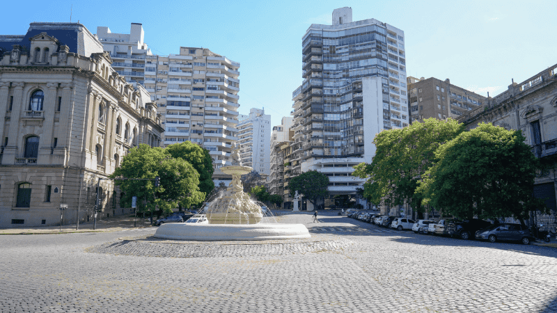 Sábado ideal para caminar por la ciudad y disfrutar del aire libre.
