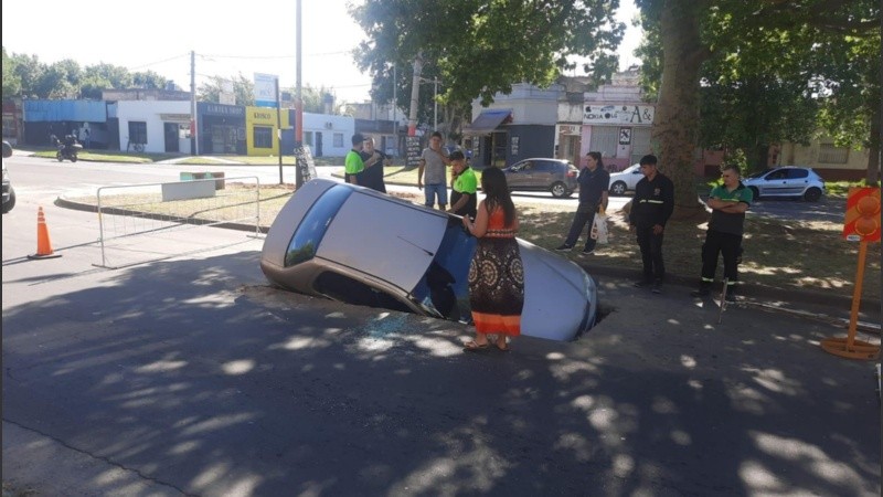El conductor dobló y se encontró con el gran socavón