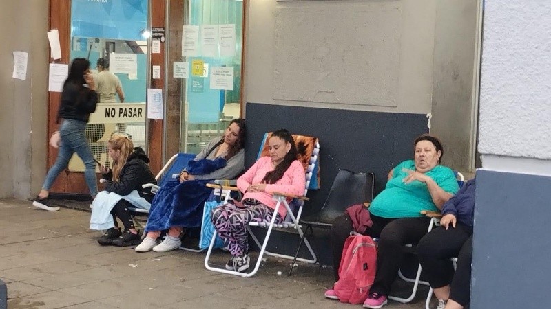 Algunas de las personas que acampan desde el fin de semana a la espera de los pasajes.