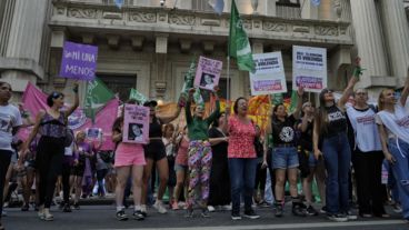La columna de varias cuadras atravesaba el centro de la ciudad a media tarde.