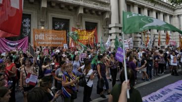 La columna de varias cuadras atravesaba el centro de la ciudad a media tarde.