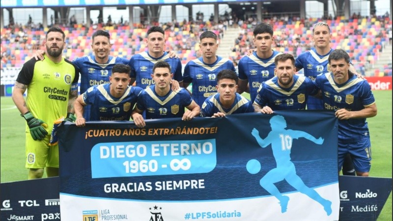 Los titulares canallas con la bandera en homenaje a Diego Maradona, en el cuarto aniversario de su muerte.