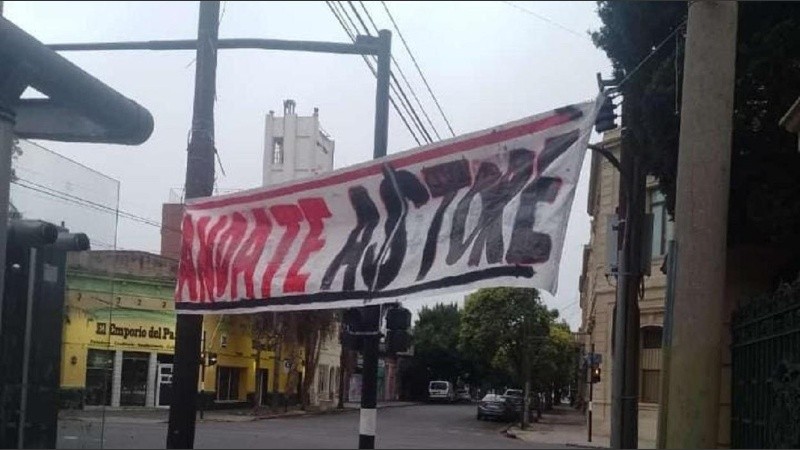 Uno de los pasacalles contra el presidente Astore.