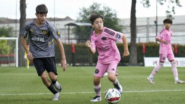 Thiago Messi en su segundo partido en el predio de Newell's, este martes