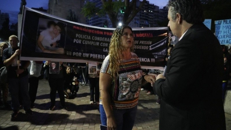 Familiares de Nocelli reclamando al ministro Cococcioni por el indulto.