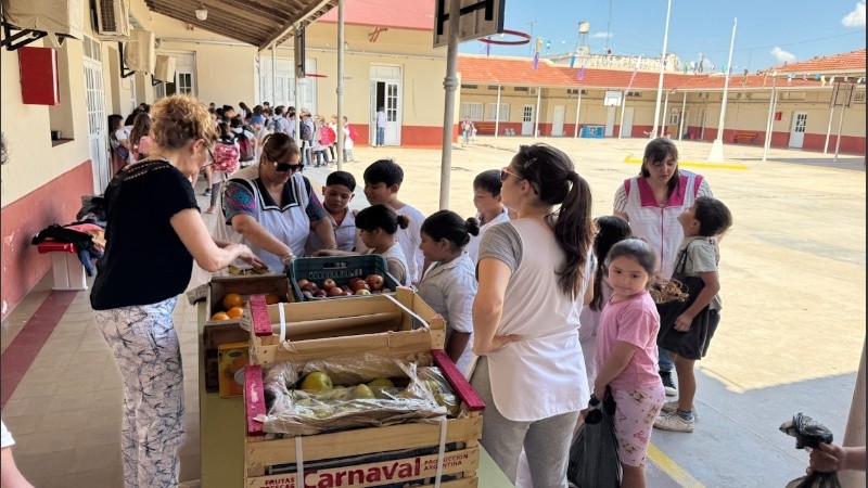  La propuesta es juntar residuos orgánicos en casa y canjearlos semanalmente por frutas frescas.