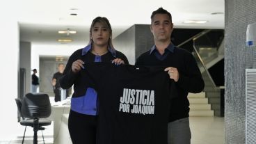 Indiana y Leandro, viuda y hermano de Joaquín Pérez, en el Centro de Justicia Penal.