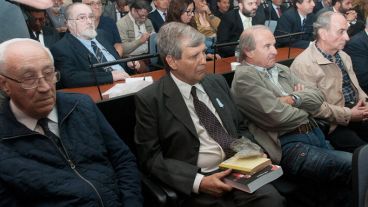 Represores ante un estrado judicial.