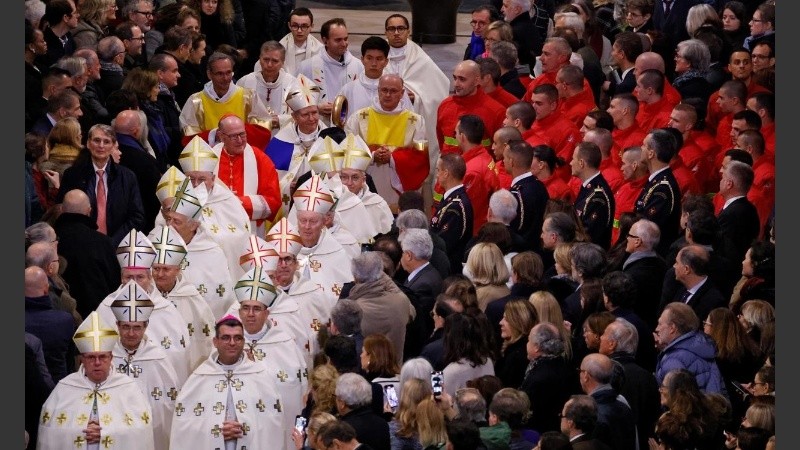 La lluvia y el viento obligaron a trasladar esos actos de carácter más institucional también al interior..