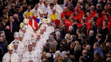 La lluvia y el viento obligaron a trasladar esos actos de carácter más institucional también al interior..