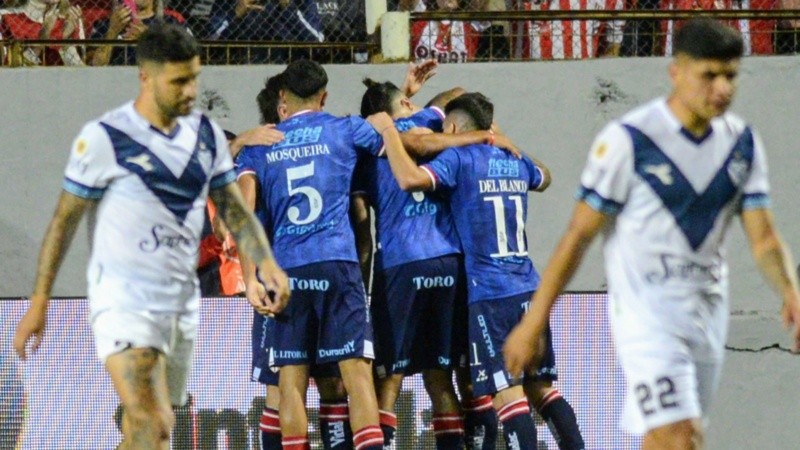 A Vélez le costó en Santa Fe. En este escenario volverá a jugar el miércoles la final de Copa Argentina..