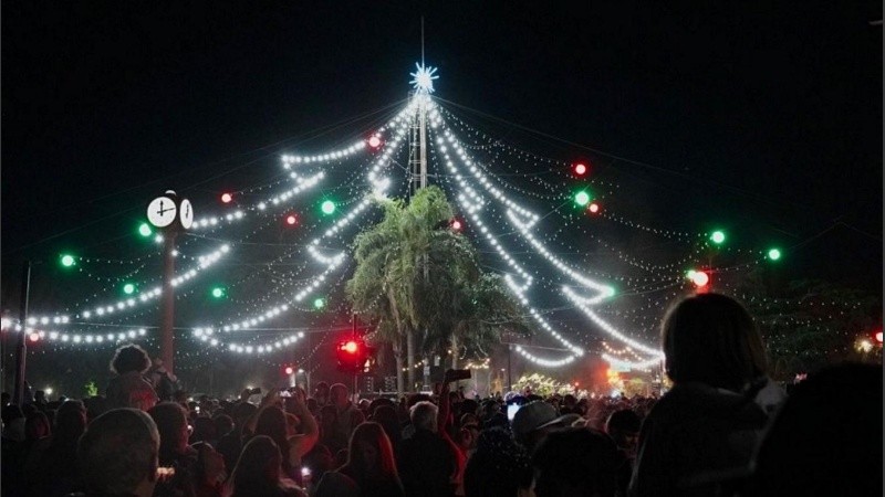 Una postal del encendido del arbolito de Oroño y Pellegrini