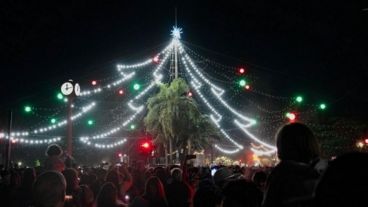 Una postal del encendido del arbolito de Oroño y Pellegrini