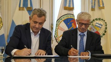 Javkin y Cúneo Libarona firmaron un acuerdo este lunes al mediodia en el salón Carrasco del Palacio de los Leones.